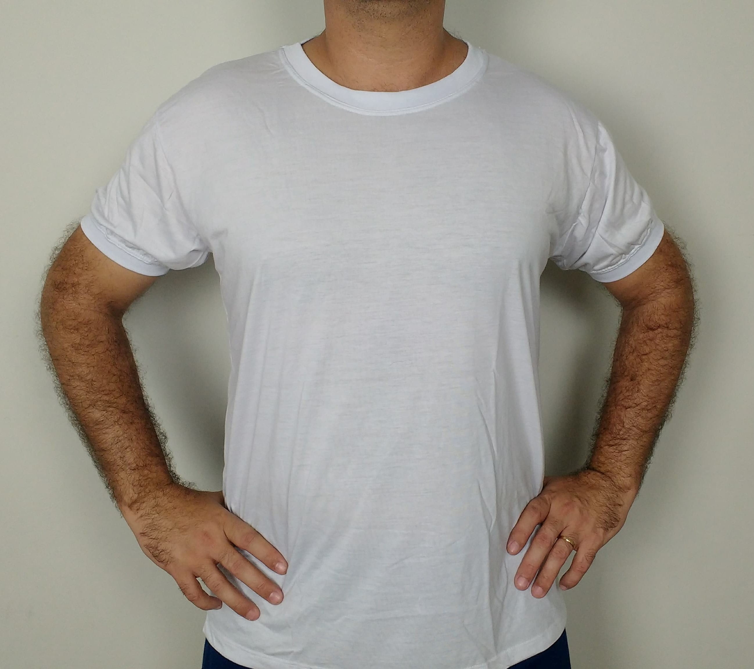Camiseta branca, gola redonda, manga curta